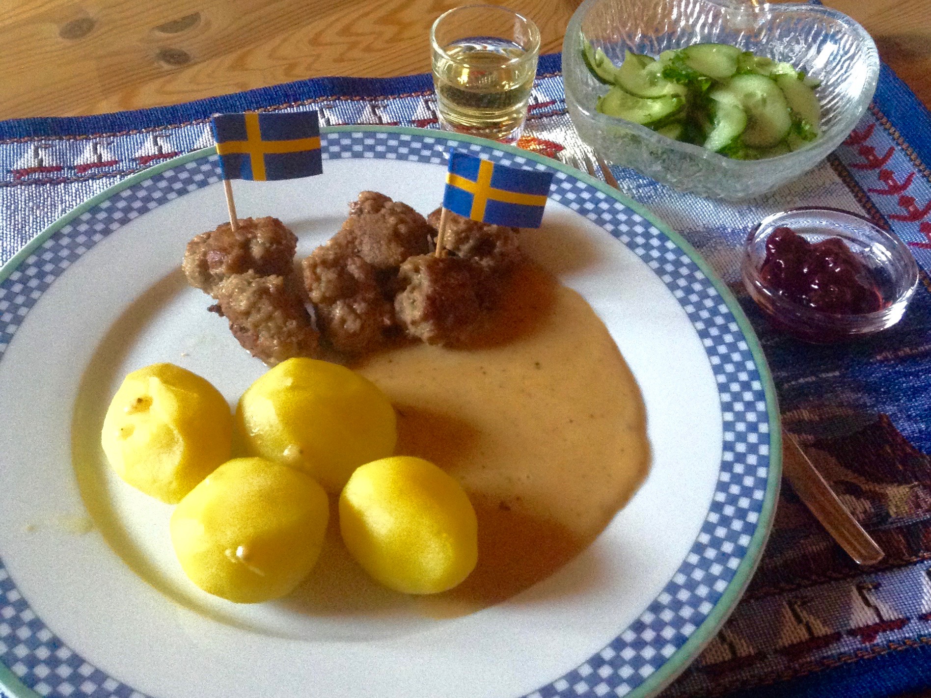 Schwedische Köttbullar mit Kartoffeln, Gurkensalat, Preiselbeeren und Aquavit