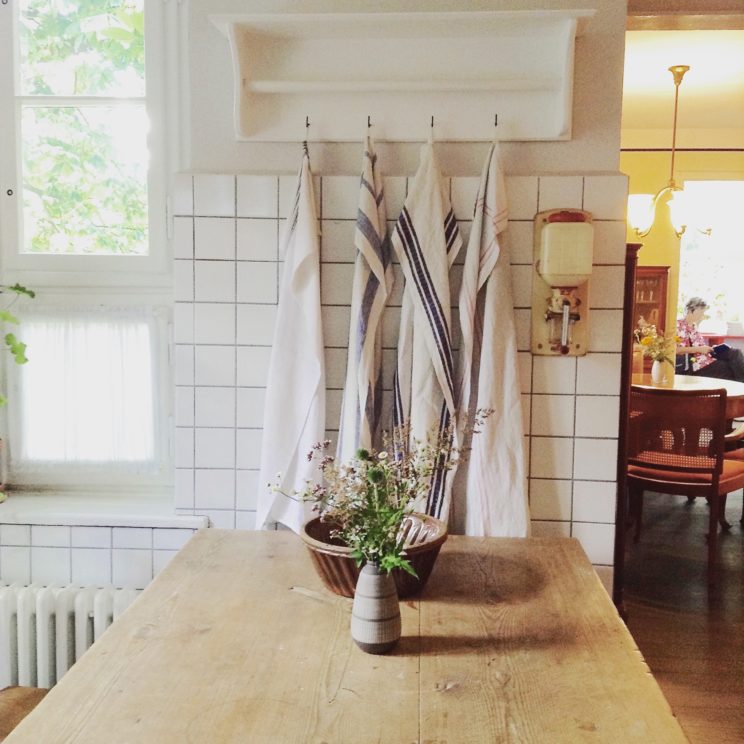 Küche Fallada-Haus mit Ausblick ins Esszimmer zur Veranda