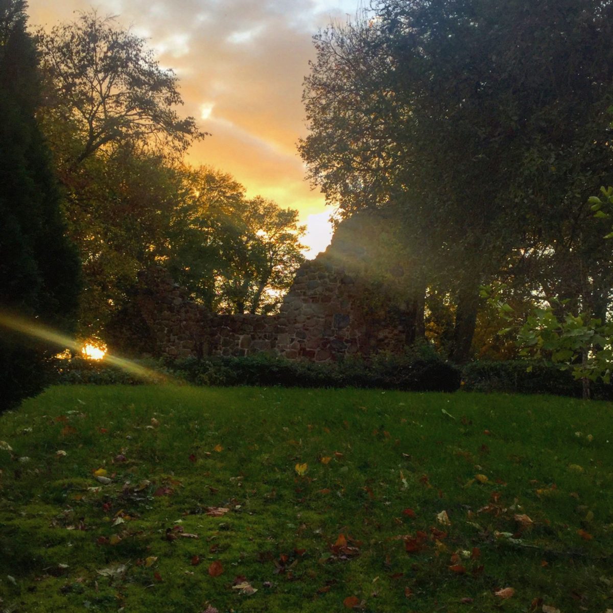 Kirchruine im Abendlicht